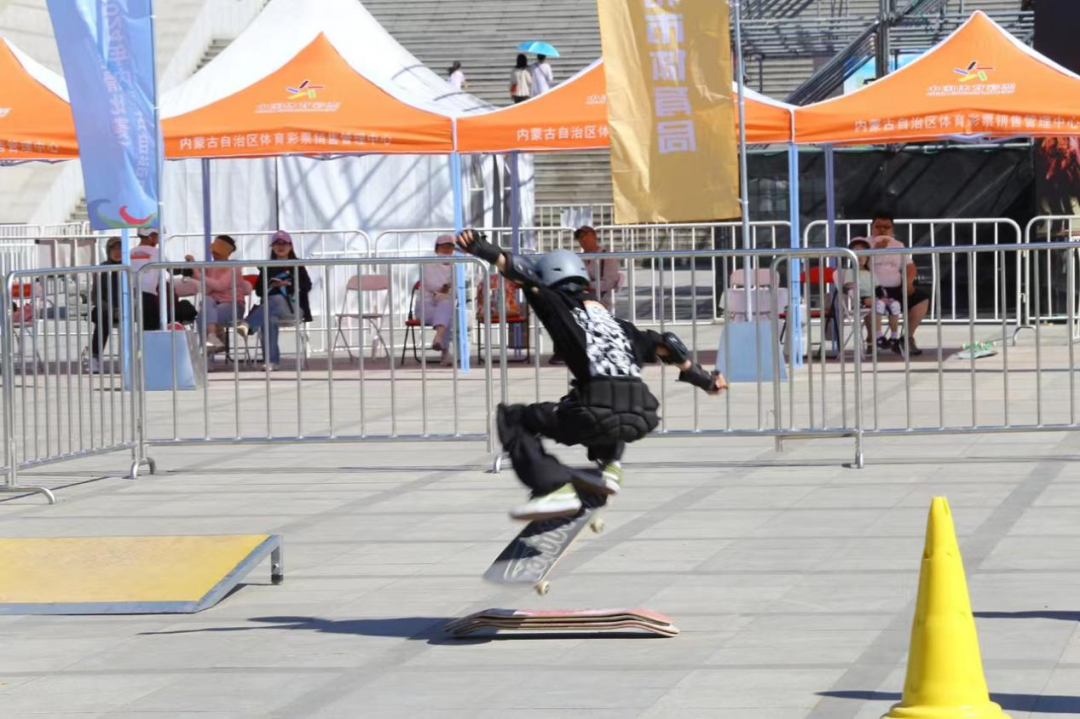 熊猫体育平台中国体育彩票助力“蒙动宝贝”2024年内蒙古自治区幼儿大会（轮滑比赛）(图2)