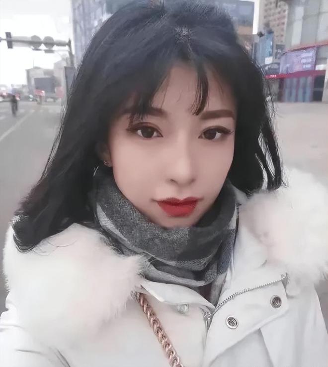 熊猫体育官网体育馆坍塌遇难孩子魏羽馨妈妈真的很漂亮可惜一夜之间白了头(图6)