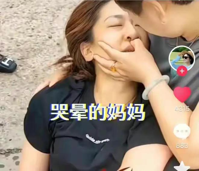 熊猫体育官网体育馆坍塌遇难孩子魏羽馨妈妈真的很漂亮可惜一夜之间白了头(图12)