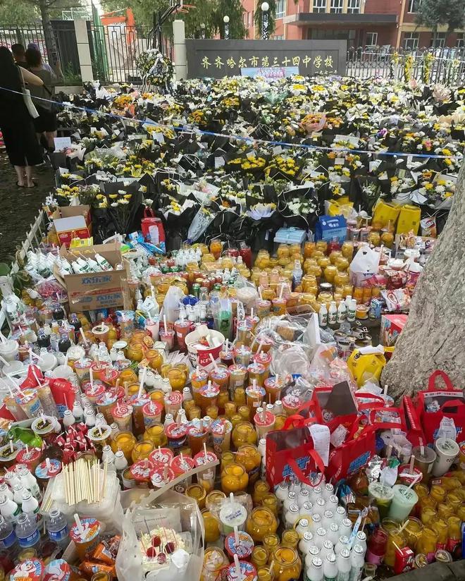 熊猫体育官网体育馆坍塌遇难孩子魏羽馨妈妈真的很漂亮可惜一夜之间白了头(图15)