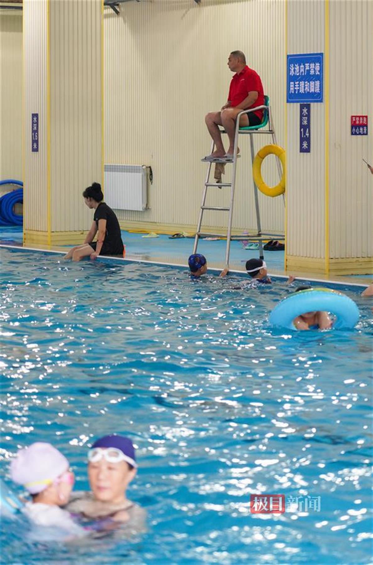 武汉40个游泳池对孩子们免费开放熊猫体育记者实探:在这里玩水既安全又有趣(图1) 武汉40个游泳池对孩子们免费开放熊猫体育记者实探:在这里玩水既安全又有趣(图1)