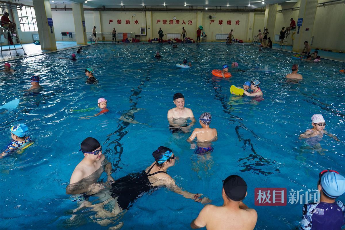武汉40个游泳池对孩子们免费开放熊猫体育记者实探:在这里玩水既安全又有趣(图2) 武汉40个游泳池对孩子们免费开放熊猫体育记者实探:在这里玩水既安全又有趣(图2)