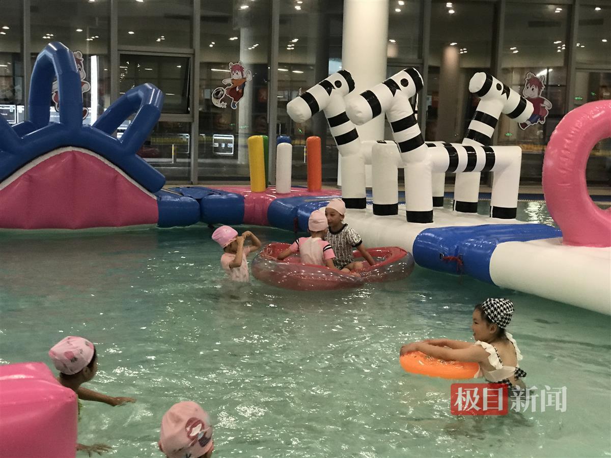 武汉40个游泳池对孩子们免费开放熊猫体育记者实探:在这里玩水既安全又有趣(图3) 武汉40个游泳池对孩子们免费开放熊猫体育记者实探:在这里玩水既安全又有趣(图3)