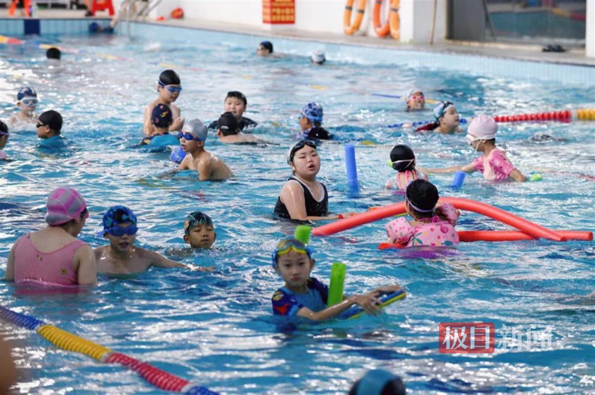 武汉40个游泳池对孩子们免费开放熊猫体育记者实探:在这里玩水既安全又有趣(图5) 武汉40个游泳池对孩子们免费开放熊猫体育记者实探:在这里玩水既安全又有趣(图5)