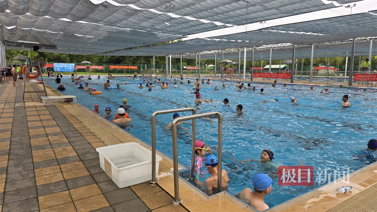 武汉40个游泳池对孩子们免费开放熊猫体育记者实探:在这里玩水既安全又有趣(图6) 武汉40个游泳池对孩子们免费开放熊猫体育记者实探:在这里玩水既安全又有趣(图6)