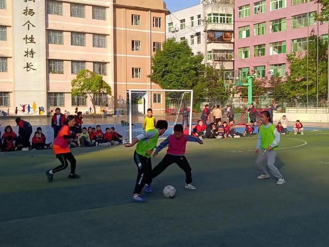 冠军很重要但体育熊猫体育官网课另一个目的是让不高兴的孩子有笑声(图2) 冠军很重要但体育熊猫体育官网课另一个目的是让不高兴的孩子有笑声(图2)