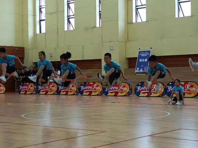 冠军很重要但体育熊猫体育官网课另一个目的是让不高兴的孩子有笑声(图3) 冠军很重要但体育熊猫体育官网课另一个目的是让不高兴的孩子有笑声(图3)