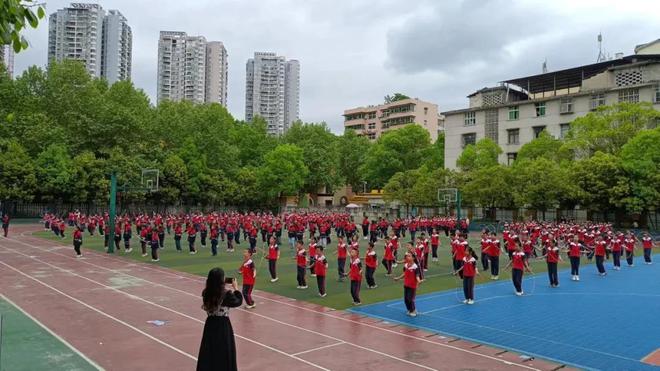 冠军很重要但体育熊猫体育官网课另一个目的是让不高兴的孩子有笑声(图4) 冠军很重要但体育熊猫体育官网课另一个目的是让不高兴的孩子有笑声(图4)