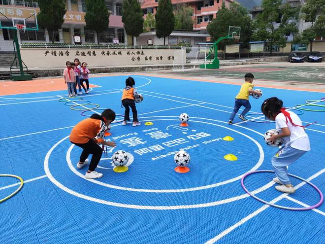 冠军很重要但体育熊猫体育官网课另一个目的是让不高兴的孩子有笑声(图7) 冠军很重要但体育熊猫体育官网课另一个目的是让不高兴的孩子有笑声(图7)