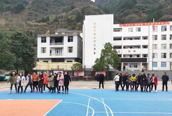 冠军很重要但体育熊猫体育官网课另一个目的是让不高兴的孩子有笑声(图9) 冠军很重要但体育熊猫体育官网课另一个目的是让不高兴的孩子有笑声(图9)