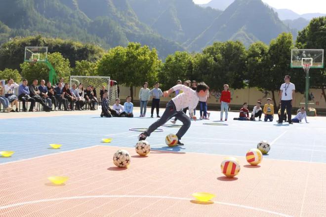 冠军很重要但体育熊猫体育官网课另一个目的是让不高兴的孩子有笑声(图11) 冠军很重要但体育熊猫体育官网课另一个目的是让不高兴的孩子有笑声(图11)
