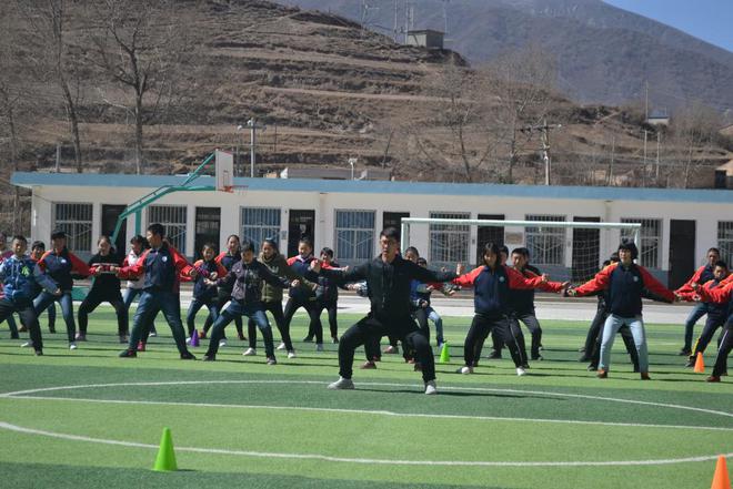 熊猫体育平台特岗教师蹲点日记一｜留在农村学校只想让孩子们上好体育课(图1)