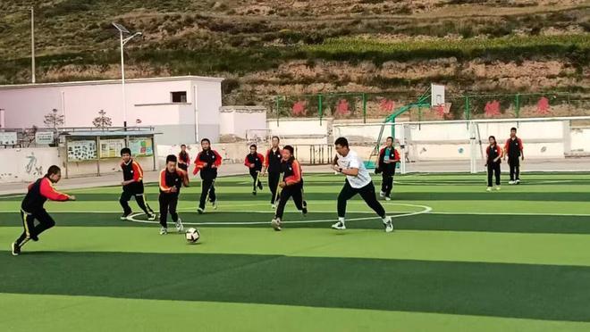 熊猫体育平台特岗教师蹲点日记一｜留在农村学校只想让孩子们上好体育课(图2)