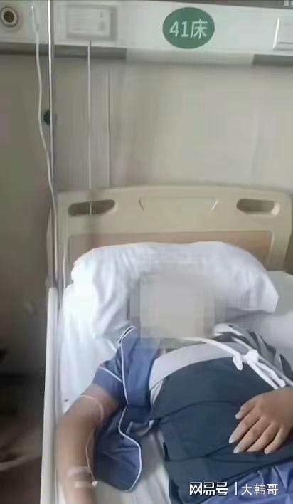 闹大了!日照一学生跳绳慢被体育老师踹断锁骨教育局:已停职熊猫体育(图4) 闹大了!日照一学生跳绳慢被体育老师踹断锁骨教育局:已停职熊猫体育(图4)