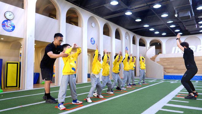 熊猫体育官网为什么要鼓励孩子从小学习体育？让孩子动起来跳起来！(图2)