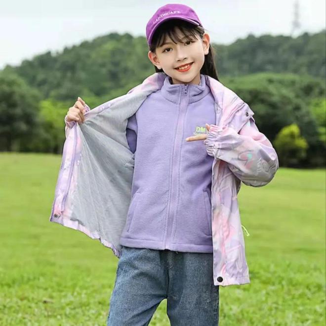 熊猫体育平台一件穿三季！儿童三合一冲锋衣89元防风防水内胆可拆(图1)