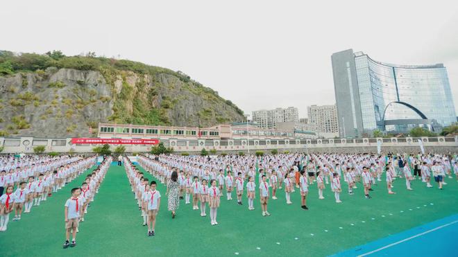 送体育进海岛 奥运冠军季博文走进舟山嵊熊猫体育官网泗小朋友现场“追星”(图1)