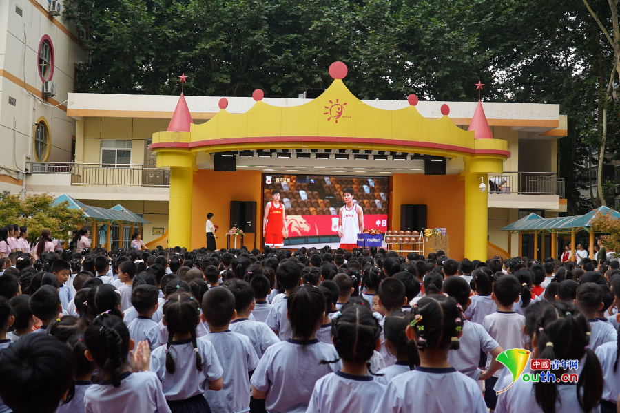 熊猫体育平台启航儿童体育梦 蓝田葛牌革命老区8所学校获赠“爱心篮球”(图1)