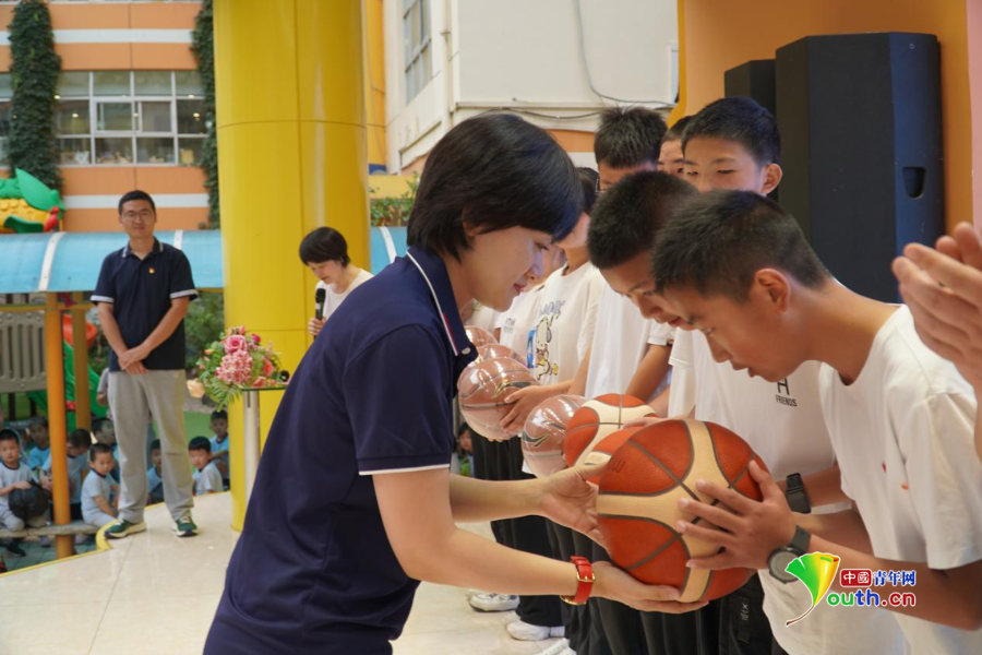 熊猫体育平台启航儿童体育梦 蓝田葛牌革命老区8所学校获赠“爱心篮球”(图2)
