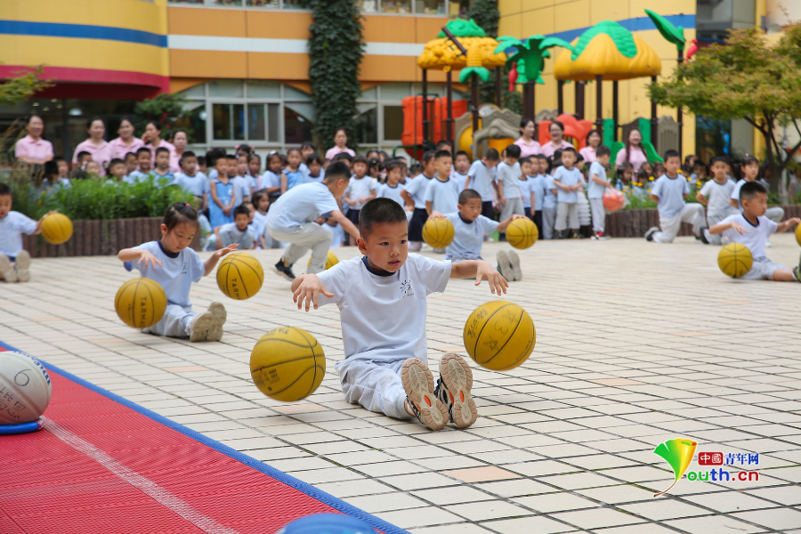 熊猫体育平台启航儿童体育梦 蓝田葛牌革命老区8所学校获赠“爱心篮球”(图3)