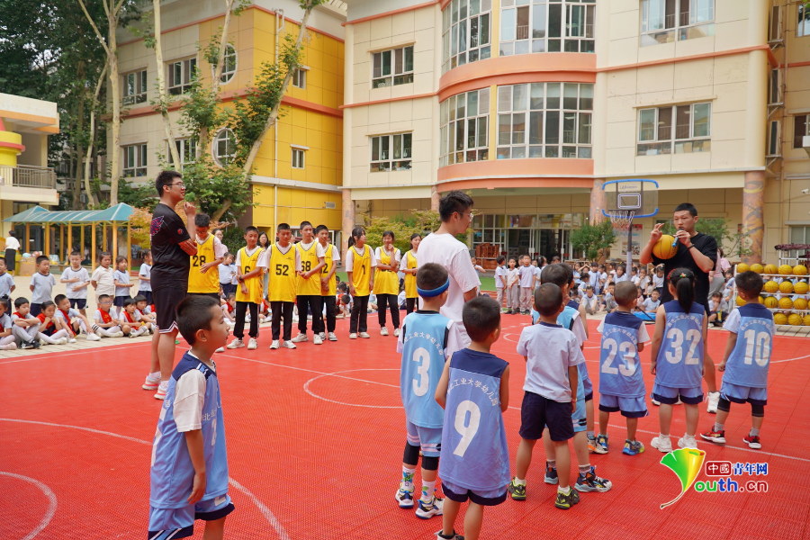 熊猫体育平台启航儿童体育梦 蓝田葛牌革命老区8所学校获赠“爱心篮球”(图4)