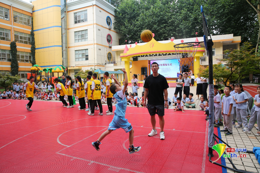 熊猫体育平台启航儿童体育梦 蓝田葛牌革命老区8所学校获赠“爱心篮球”(图5)