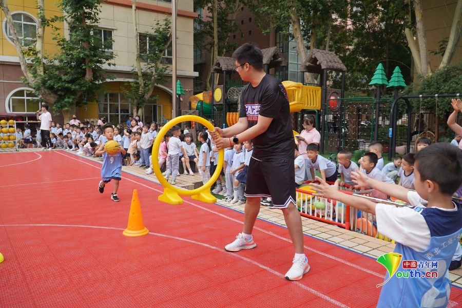 熊猫体育平台启航儿童体育梦 蓝田葛牌革命老区8所学校获赠“爱心篮球”(图7)