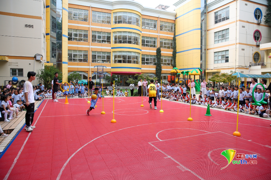 熊猫体育平台启航儿童体育梦 蓝田葛牌革命老区8所学校获赠“爱心篮球”(图8)