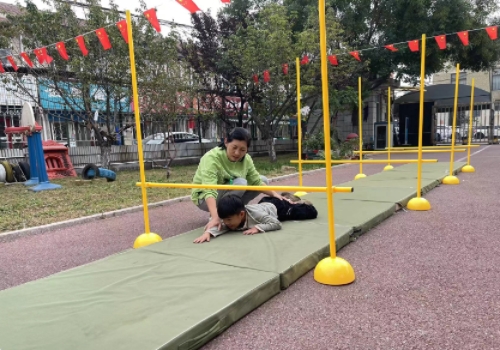 淄博市淄川区实熊猫体育平台验幼儿园开展匍匐爬接力体育活动(图1)