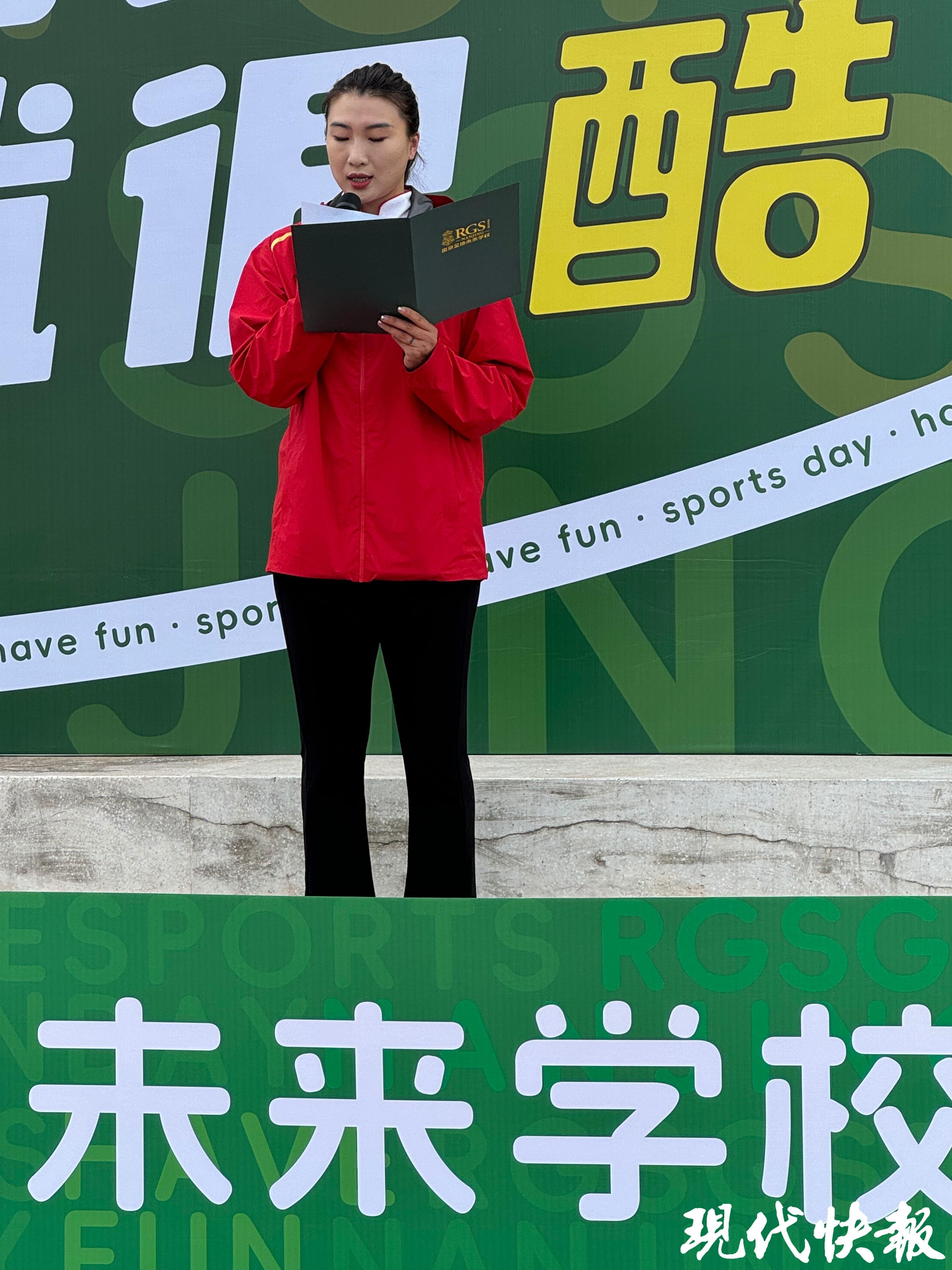 熊猫体育“嗨”翻全场!奥运冠军率冠军团现身南京这所学校体育节(图3) 熊猫体育“嗨”翻全场!奥运冠军率冠军团现身南京这所学校体育节(图3)