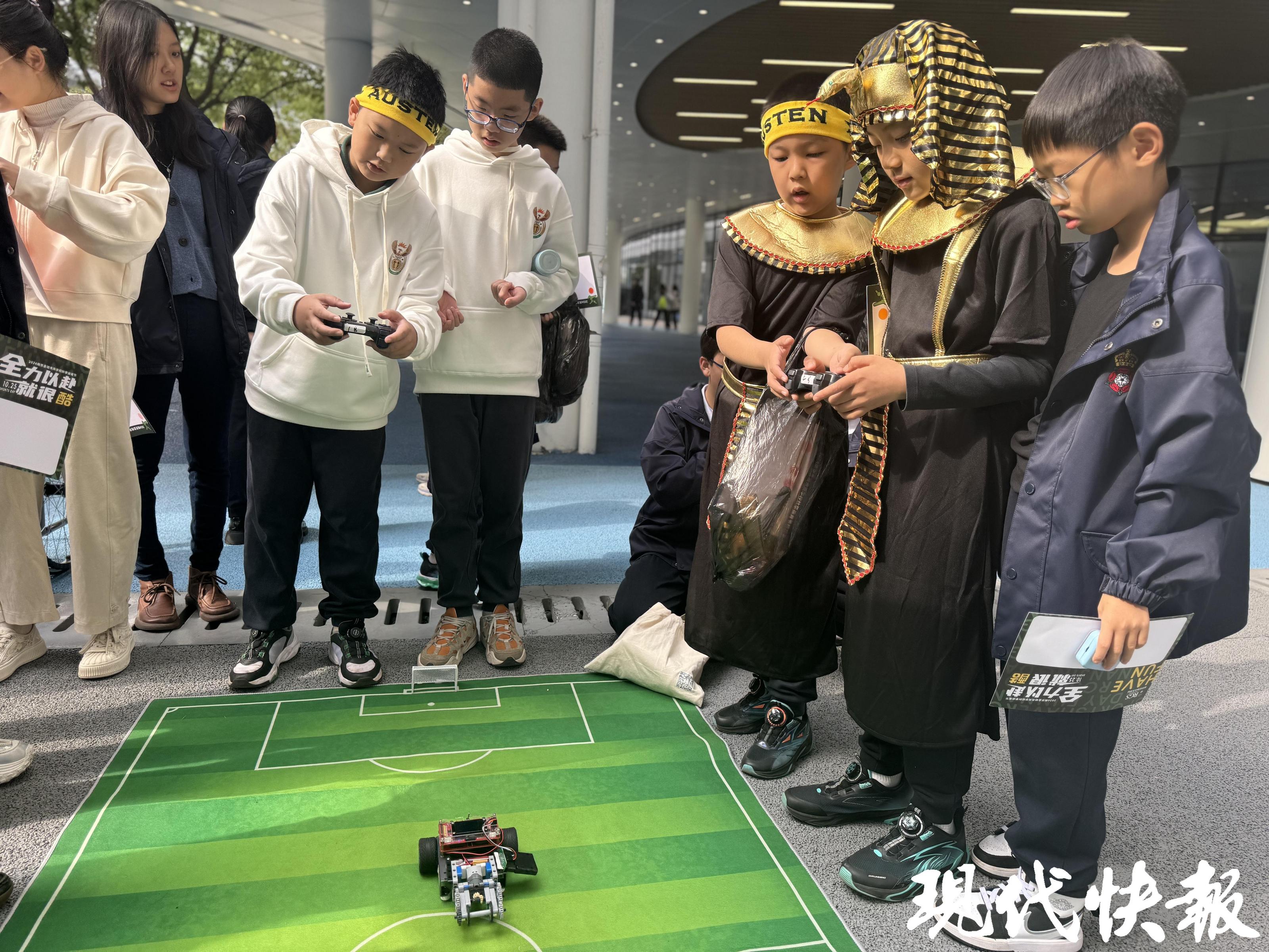 熊猫体育“嗨”翻全场!奥运冠军率冠军团现身南京这所学校体育节(图5) 熊猫体育“嗨”翻全场!奥运冠军率冠军团现身南京这所学校体育节(图5)