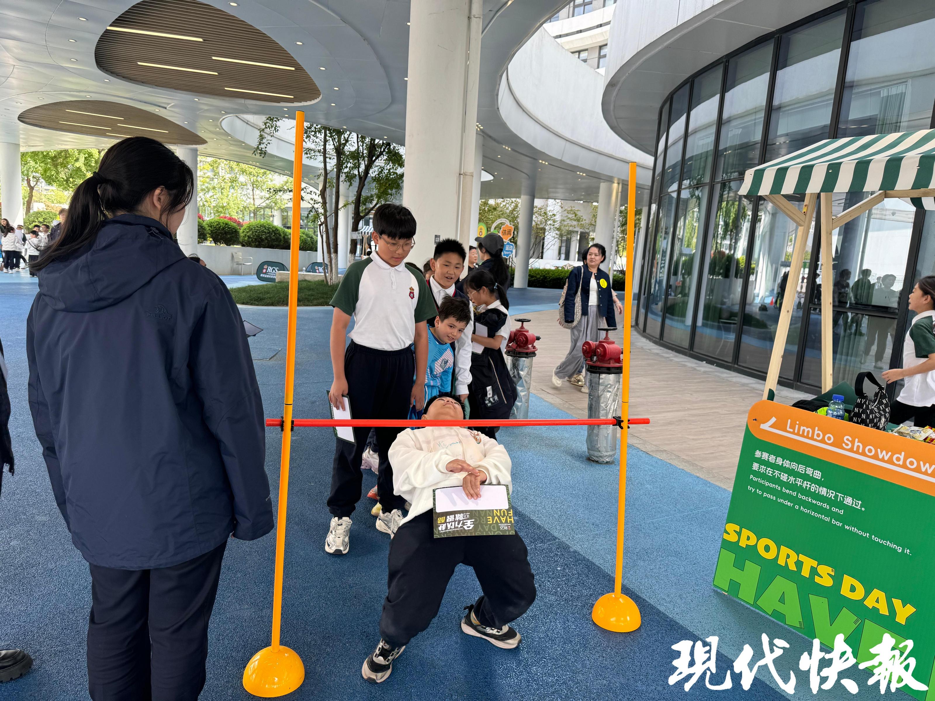 熊猫体育“嗨”翻全场!奥运冠军率冠军团现身南京这所学校体育节(图6) 熊猫体育“嗨”翻全场!奥运冠军率冠军团现身南京这所学校体育节(图6)