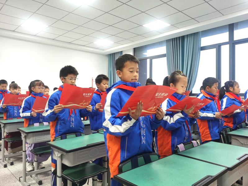 熊猫体育官网赛学践一体 多维度协同丨打造学校法治教育的泸州样板(图1)