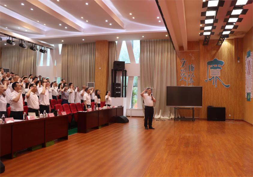 熊猫体育官网赛学践一体 多维度协同丨打造学校法治教育的泸州样板(图7)