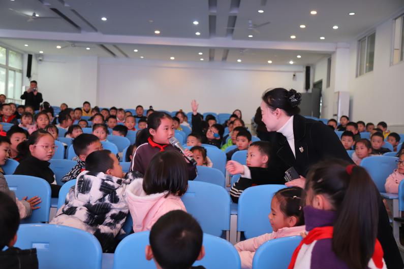 熊猫体育官网赛学践一体 多维度协同丨打造学校法治教育的泸州样板(图8)