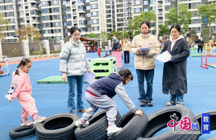 研户外运动促幼儿发展 天府四幼开展户外体育自主游戏教研活动熊猫体育官网(图2)